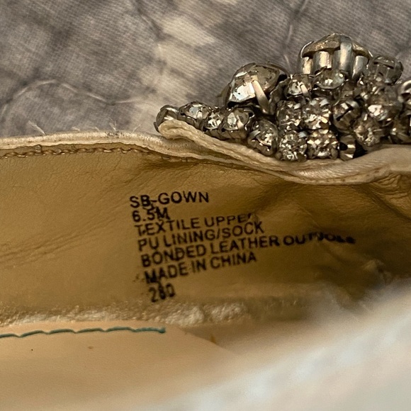 Betsey Johnson heels diamond bow white satin - Picture 8 of 8